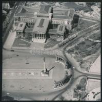 1963 Járai Rudolf (1913-1993): Budapesti légifelvétel, Hősök tere és a Szépművészeti Múzeum rálátásból, feliratozott sajtófotó, 9x9 cm