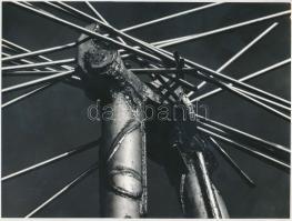 cca 1975 Gebhardt György (1910-1993): Szocreál szobrászati alkotás részlete, jelzés nélküli vintage fotó a szerző hagyatékából, 18x24 cm