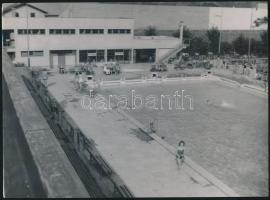 cca 1940 Korschelt Miklós (1900-1982): Kassa, strandfürdő, 2 db pecséttel jelzett, feliratozott vint...