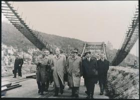 cca 1964 Bp., Kádár János és kísérete az épülő új Erzsébet hídon, 16x23 cm