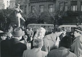 1966 Konyorcsik János szobrászművész Fuvolázó fiú c. alkotása Máriássy Félix Fügefalevél című filmjében főszerepet kapott, itt éppen egy gumibugyiba öltöztették a budapesti járókelők. A szobor az 1990-es évek óta ismeretlen helyen tartózkodik, 20x29 cm