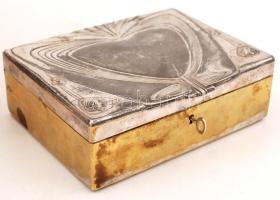 Szecessziós ón doboz, kulccsal, zár nem működik, karcos, jelzés nélkül, 12×16 cm
