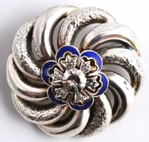 Kerek ezüst(Ag) bross, zománcozott rozettával, gyönggyel, gyémánttal díszítve, jelzett, d: 3,5 cm, b...