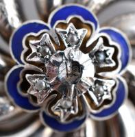 Kerek ezüst(Ag) bross, zománcozott rozettával, gyönggyel, gyémánttal díszítve, jelzett, d: 3,5 cm, b...