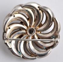 Kerek ezüst(Ag) bross, zománcozott rozettával, gyönggyel, gyémánttal díszítve, jelzett, d: 3,5 cm, b...