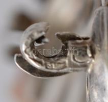 Kerek ezüst(Ag) bross, zománcozott rozettával, gyönggyel, gyémánttal díszítve, jelzett, d: 3,5 cm, b...