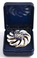 Kerek ezüst(Ag) bross, zománcozott rozettával, gyönggyel, gyémánttal díszítve, jelzett, d: 3,5 cm, b...