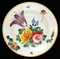 Virágmotívumos porcelán fali dísztányér, kézzel festett, jelzett, apró kopásnyomokkal, d: 24 cm