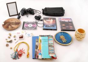 Vegyes bolha tétel: 1 pár klipsz, judaika témájú tárgyak, zenei CD-k, DVD-k, prospektusok, katonai gombok, stb.