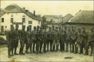 cca 1914-1918 Magyar katonák a nyugati fronton, korabeli negatívról készült későbbi másolat, hátulján feliratozva, 10×15 cm