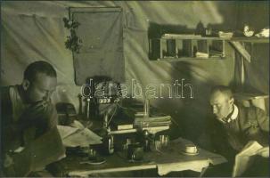 cca 1914-1918 Ütegparancsnok a szálláson, korabeli negatívról készült későbbi másolat, hátulján feliratozva, 10×15,5 cm