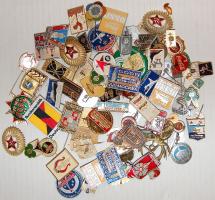 108db külföldi szocialista jelvény, kitűző, főleg szovjet