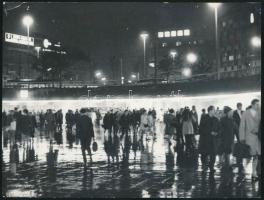cca 1970-1980 Budapest este, A Baross téri aluljáró, MTI Fotó, hátoldalon feliratozva, sarkán törésn...