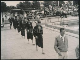 1955 A magyar vízilabda válogatott felvonul egy meccsre, 12x9 cm