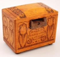 Gazdagon faragott, díszes, fából készült persely, "Magdus, Királyháza, 1934" felirattal, 13,5×8,5×12 cm