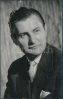 Agárdy Gábor (1922-2006) Kossuth-díjas  színész aláírása az őt ábrázoló fotón