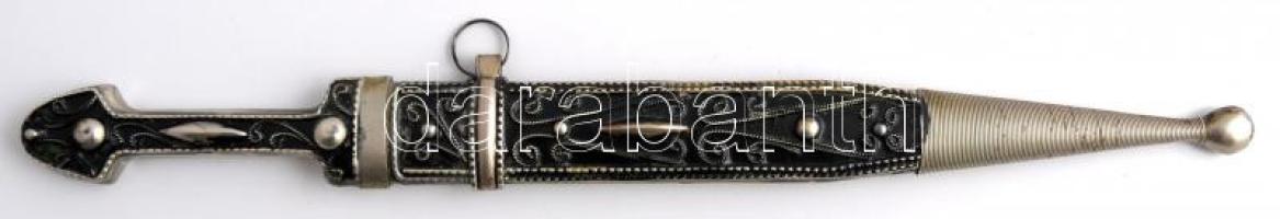 Díszes markolatú kindzsal, jelzés nélkül, gazdagon díszített hüvellyel, kopásnyomokkal, pengehossz: 22,5 cm, teljes hossz: 34,5 cm /  Kinjal, with ornated hilt, without mark, in a richly ornated scabbard, with small wearings, blade length: 22,5 cm, full length: 34,5 cm