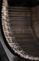 Retro írógép, kulcs nélkül, 32×34 cm