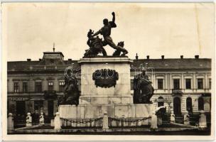 Nyíregyháza, Hősök szobra, Kovács Gyula borbély és fodrász terme, Cipő és kalap áruház, kiadja Fábián Pál