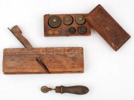 Egykezes gyalu + súlykészlet saját dobozában (kis hiánnyal) + derelyevágó
