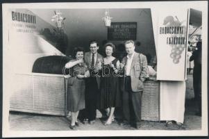 cca 1960 Korabeli fotó: Badacsonyi borpavilon a BNV-n, 9x13cm