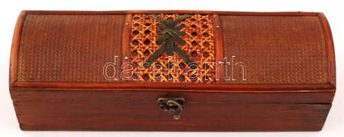 Dekoratív, nádfonatos fedelű, bélelt fadoboz, 35×11×11 cm