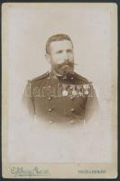 cca 1890 Katonatiszt kitüntetésekkel, keményhátú fotó Goldberger Rezső műterméből, 16x11 cm
