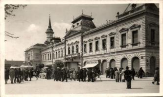 Óbecse, Szent István tér, Városháza, Janek Testvérek és Hubert Izidor üzlete / square, town hall, shops, automobile