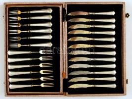 Ezüst (Ag.) nyelű 12 személyes süteményes készlet (kés, villa), hiánytalan állapotban, saját, kissé sérült, bársonybélésű dobozában, h: 16,5 ill. 18 cm