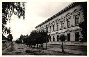 Kézdivásárhely, Elemi népiskola. Kisatírozott felirattal / public school