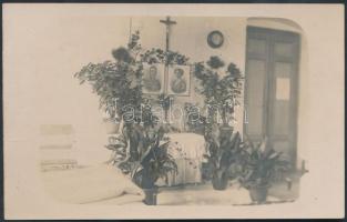 cca 1914-1918 IV. Károly és Zita királyné képe egy kórházi kis oltár felett, fotólap, 14x9 cm