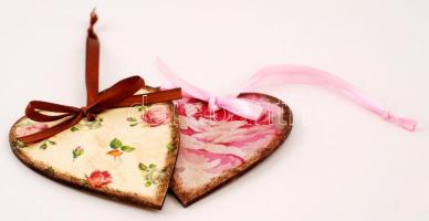 2 db dekoratív kézi készítésű szív szatén szalagon masnival, 10x8 cm