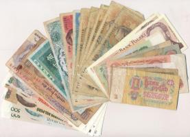 30db-os vegyes külföldi bankjegy tétel, közte Lengyelország, Csehszlovákia, Bulgária, Szovjetunió, Peru, Kína, T:vegyes (közte I-es tartásúak is) 30pcs of various banknotes, including Poland, Czechoslovakia, Bulgaria, Soviet Union, Peru, China C:mixed (with some UNC)