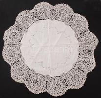 3 db horgolt csipke terítő, szép állapotban (2 kisebb, 1 nagyobb), d: 55 cm, 70 cm; 142x150 cm