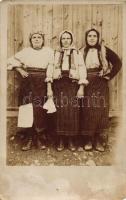 Erdélyi asszonyok, népviseletes fotólap / Transylvanian folklore, photo