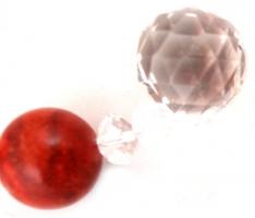 Dekoratív női nyaklánc korall ill., csiszolt üveg gyöngyökkel, újszerű állapotban, 80cm