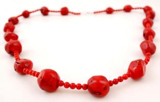 Dekoratív női nyaklánc korall gyöngyökkel, újszerű állapotban, 86cm