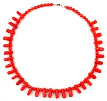 Dekoratív női nyaklánc korall gyöngyökkel, újszerű állapotban, 42cm