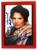 Marton Éva (1943-) Kossuth-díjas magyar opera-énekesnő aláírása az őt ábrázoló fotón