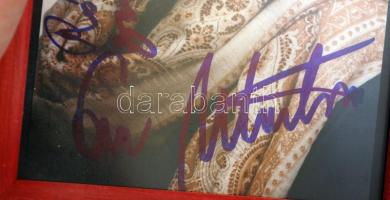 Marton Éva (1943-) Kossuth-díjas magyar opera-énekesnő aláírása az őt ábrázoló fotón