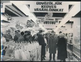 cca 1980 Losonczi Pál (1919-2005) az Elnöki Tanács elnöke egy boltavatáson, 3 db sajtófotó, 23x18 cm