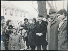 cca 1980 Losonczi Pál (1919-2005) az Elnöki Tanács elnöke egy boltavatáson, 3 db sajtófotó, 23x18 cm