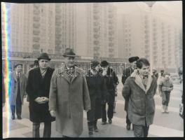 cca 1980 Losonczi Pál (1919-2005) az Elnöki Tanács elnöke egy boltavatáson, 3 db sajtófotó, 23x18 cm