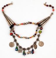 Különleges stílusú gyöngy és fém elemekből álló bizsu nyaklánc