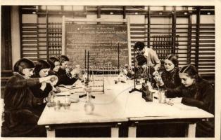 Budapest XIV. Erzsébet nőiskola, Kémia óra a munkaoktatás szellemében, belső (EK)