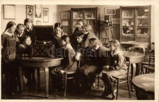 Budapest XIV. Erzsébet nőiskola, szórakozás gramofon mellett, belső (fa)