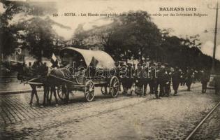 Balkan 1912. Sofia, Les Blésses sont places dans des Chariots et suivis par des Infirmiers Bulgares / transportation of wounded soldiers, Red Cross carriage