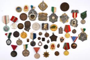 47db-os magyar és külföldi jelvény és emlékérem tétel jobb darabokkal, benne szocialista jelvények és kitüntetések, kerékpáros és ökölvívó díjérmek, városi jelvények, vallásos medálok T:vegyes