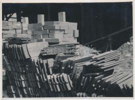 cca 1933 Kinszki Imre (1901-1945): Építőanyagok, aláírt, pecséttel jelzett vintage fotóművészeti alkotás, apró hibával, 13x17 cm