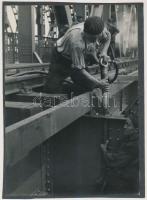 cca 1950 A déli összekötő vasúti híd javítása, szerelése, jelzés nélküli szociofotó, fekete kartonra felragasztva, 24x17 cm